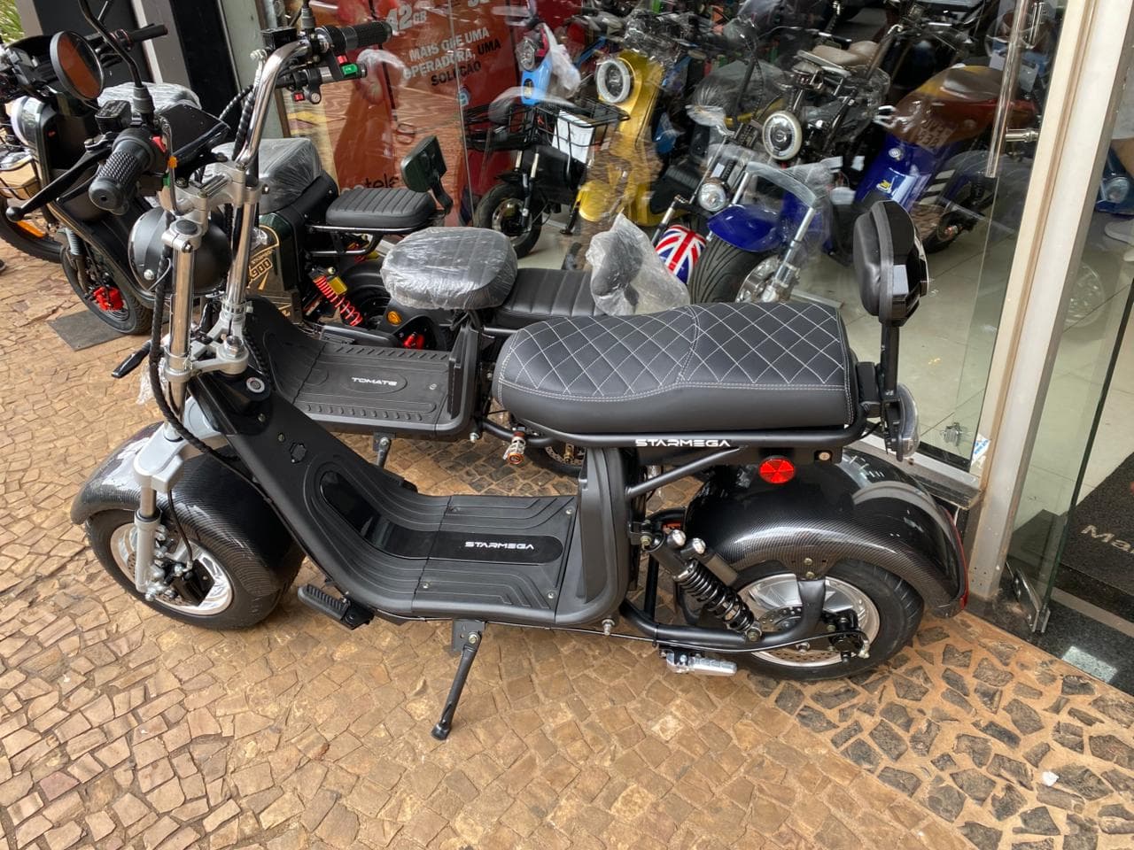 Modelos de bike e scooter elétrica em uma loja Arena